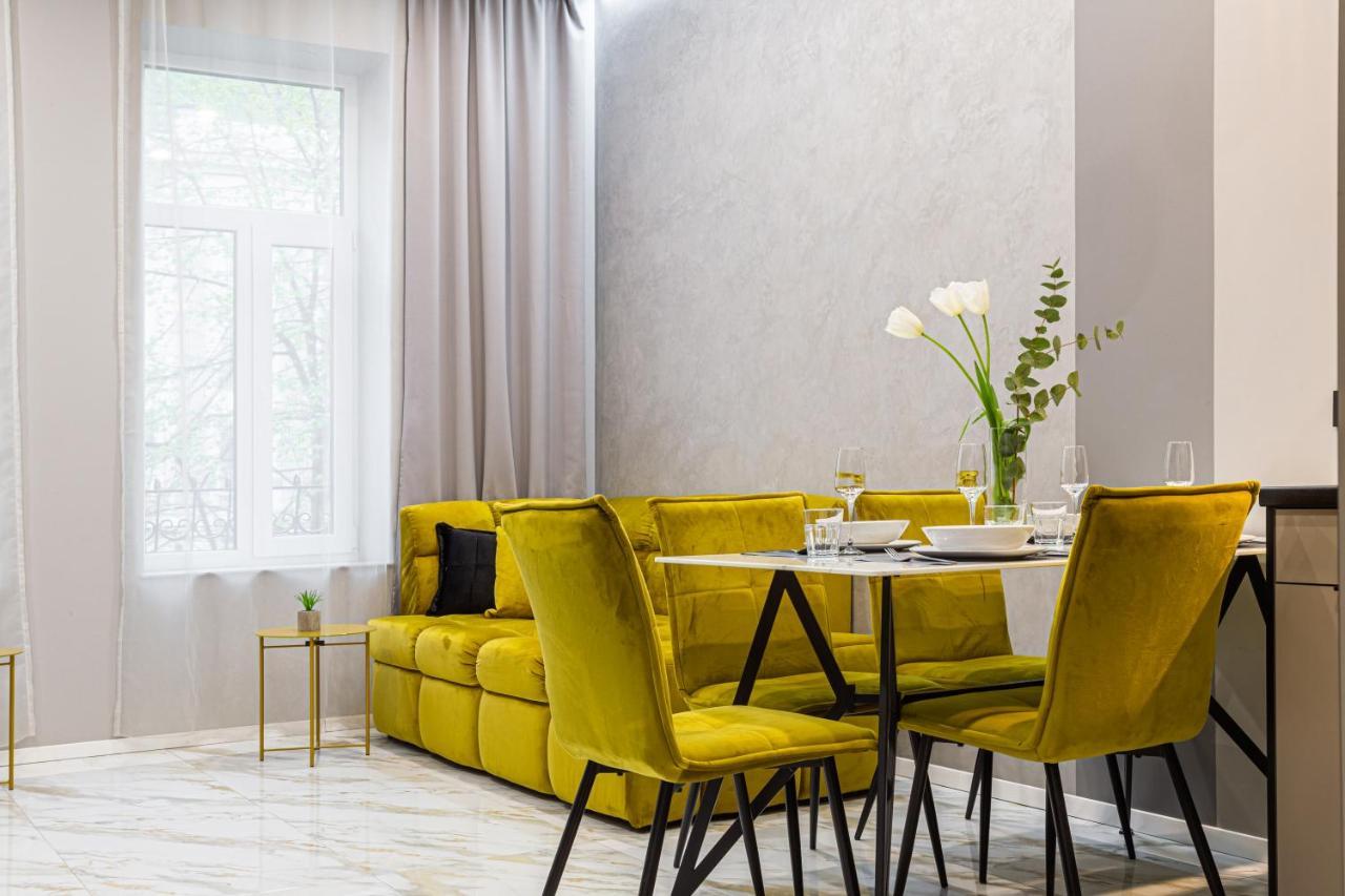 Family Residence Boutique Apartments Lviv Exteriör bild