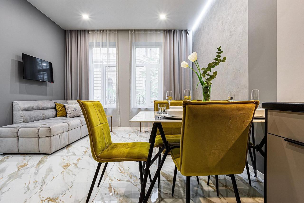 Family Residence Boutique Apartments Lviv Exteriör bild