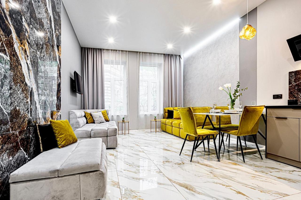Family Residence Boutique Apartments Lviv Exteriör bild