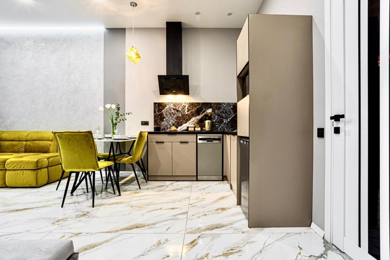Family Residence Boutique Apartments Lviv Exteriör bild