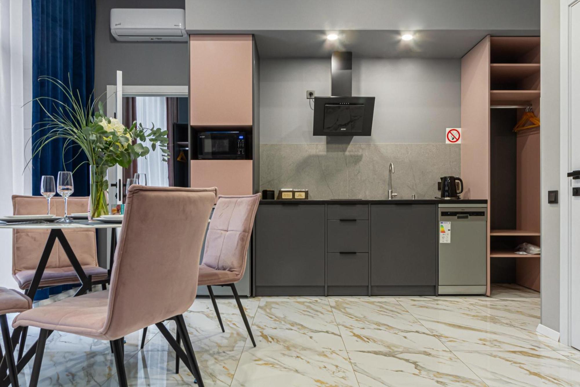 Family Residence Boutique Apartments Lviv Exteriör bild
