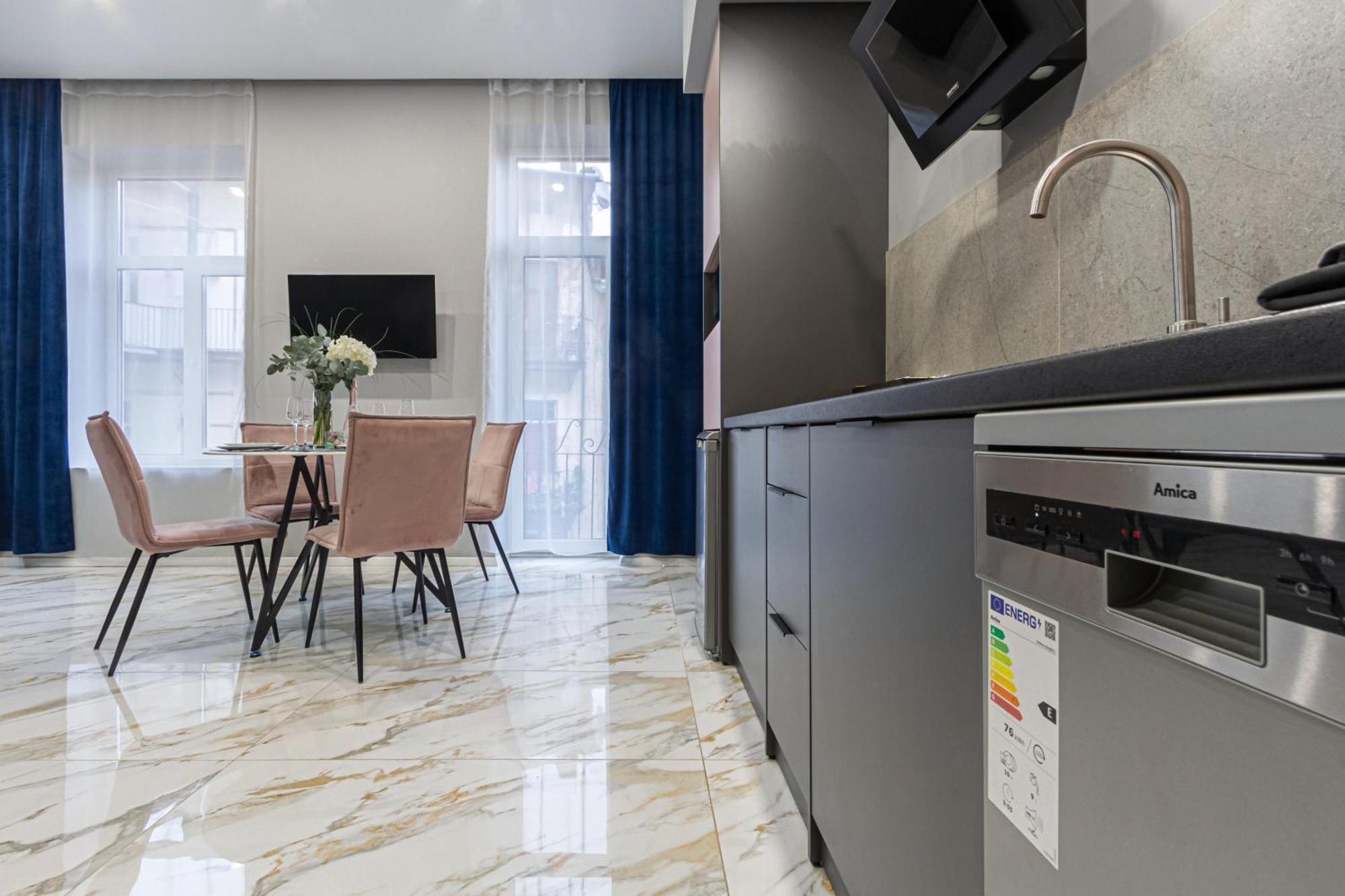 Family Residence Boutique Apartments Lviv Exteriör bild