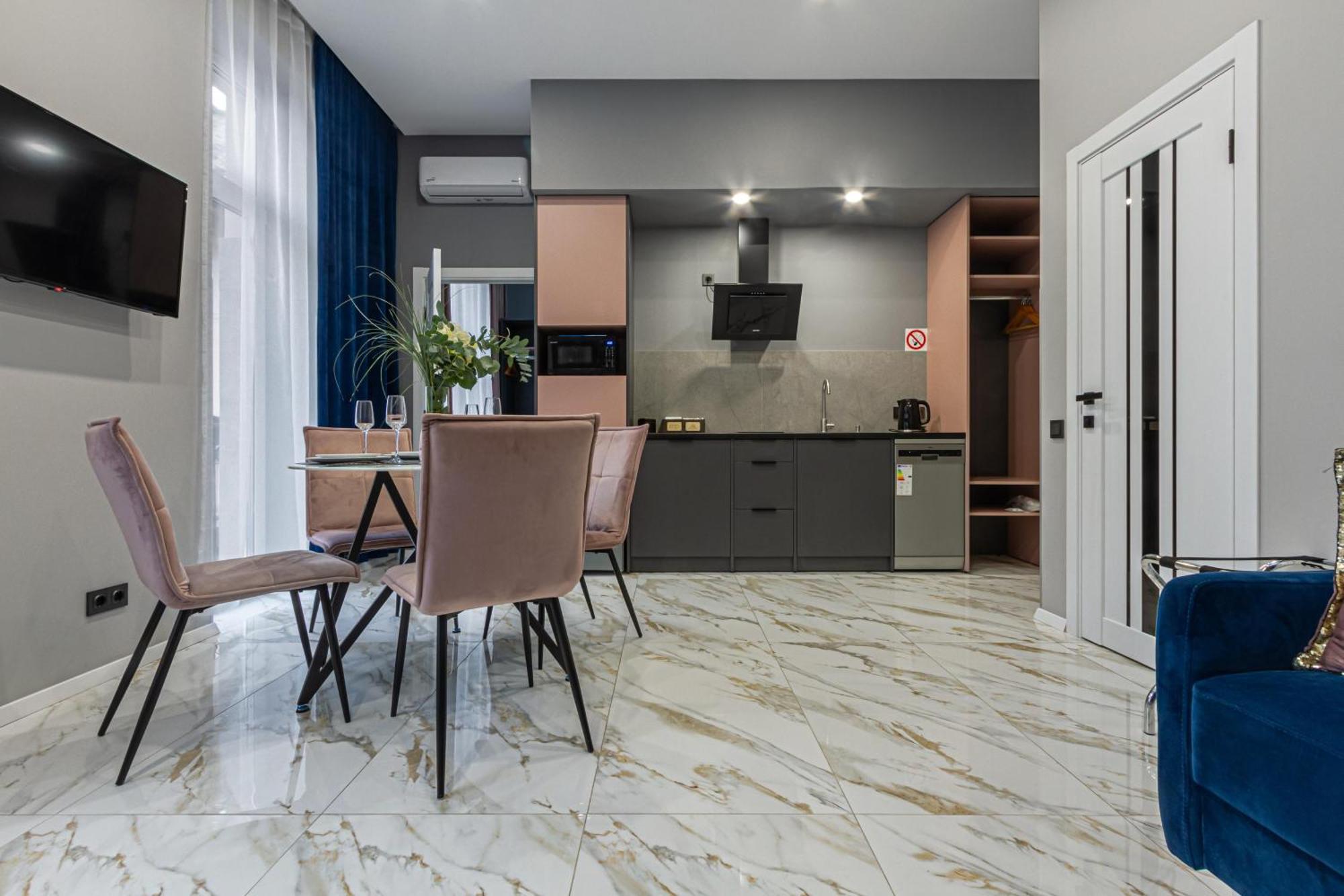 Family Residence Boutique Apartments Lviv Exteriör bild